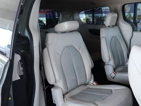 Used 2021 Chrysler Pacifica Touring-L image 33