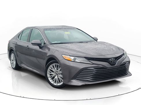 Certified 2018 Toyota Camry XLE image 1