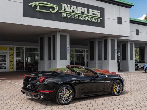 Used 2015 Ferrari California T image 29
