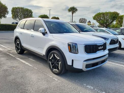 Used 2024 Kia Telluride EX w/ EX Captain's Chair Package image 3