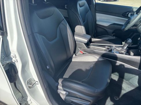 Used 2025 Jeep Compass Limited image 36