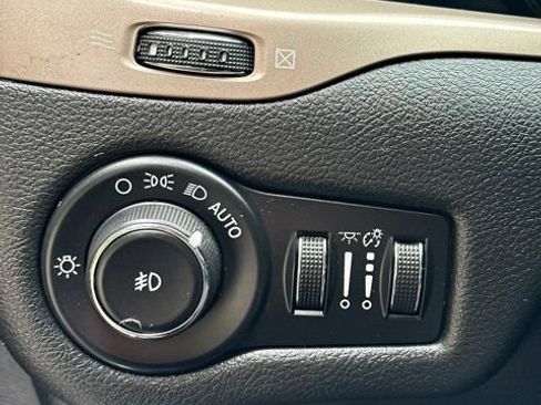 Used 2014 Jeep Cherokee Limited w/ Technology Group FWD image 31