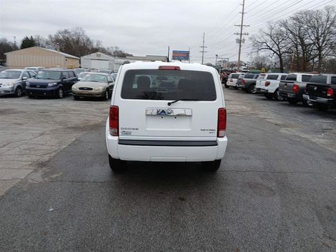 Used 2011 Dodge Nitro SXT image 2