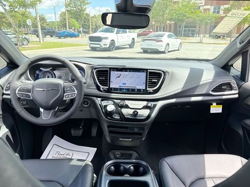New 2026 Chrysler Pacifica Select FWD image 24