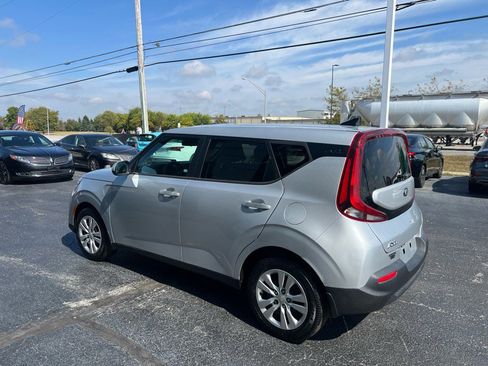 Used 2021 Kia Soul LX image 3