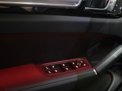 Used 2022 Porsche Cayenne Platinum Edition image 72