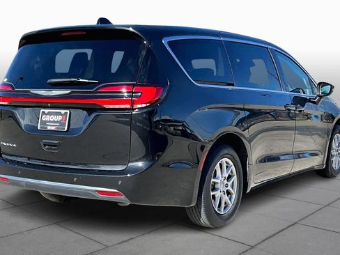 Used 2023 Chrysler Pacifica Touring-L image 12