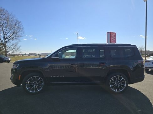 Used 2023 Jeep Wagoneer Series III w/ Premium Group I image 11