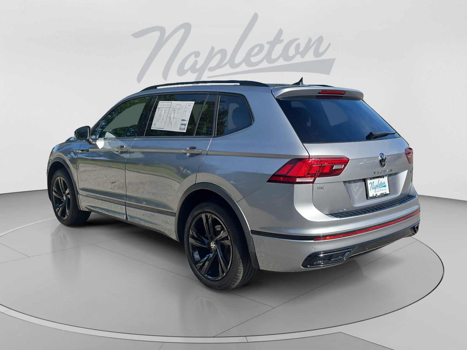 Used 2024 Volkswagen Tiguan SE R-Line AWD/4WD image 3