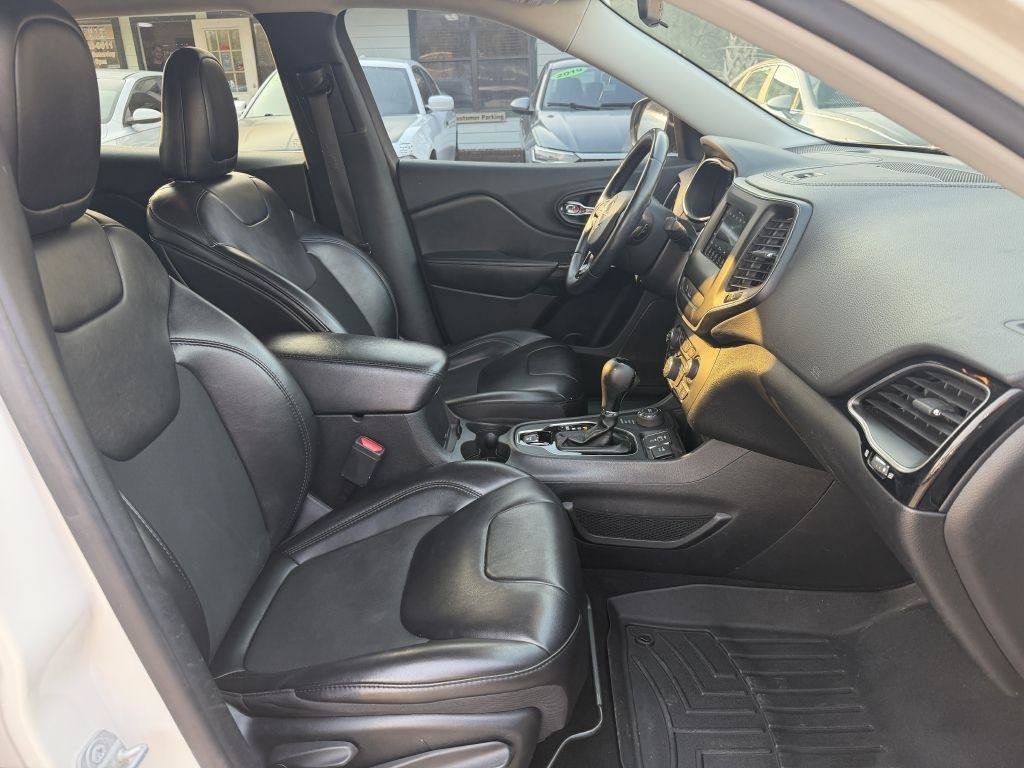 Used 2019 Jeep Cherokee Latitude Plus AWD/4WD image 9