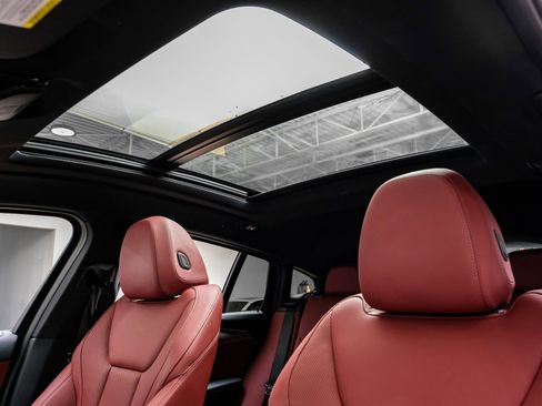 Used 2025 BMW X4 xDrive30i w/ Premium Package image 5