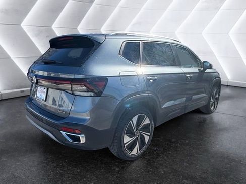 Certified 2025 Volkswagen Taos SE w/ Panoramic Sunroof Package image 4