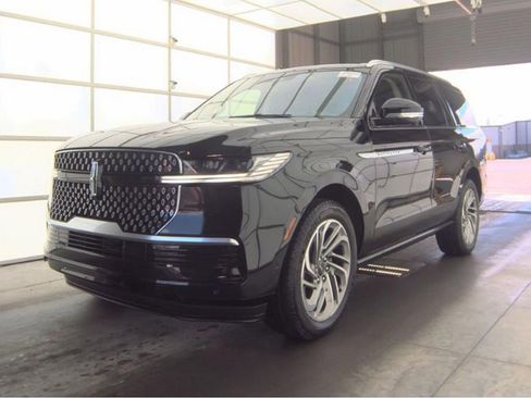 Used 2025 Lincoln Navigator Reserve image 2