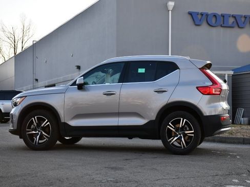 Certified 2025 Volvo XC40 B5 Core image 4