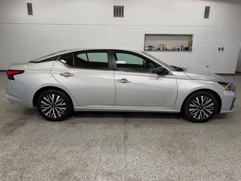Used 2025 Nissan Altima 2.5 SV FWD image 5