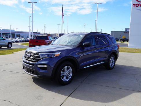 Used 2021 Ford Explorer XLT w/ Equipment Group 202A image 4