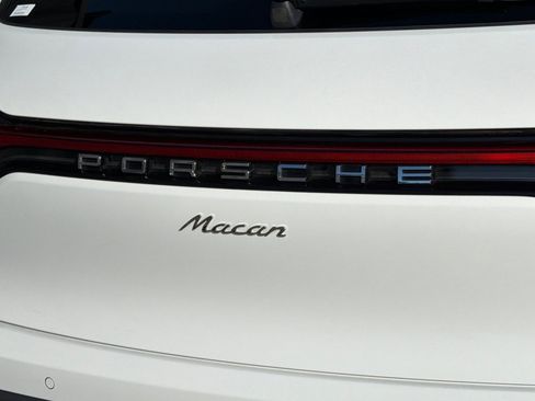 Certified 2022 Porsche Macan AWD/4WD image 28