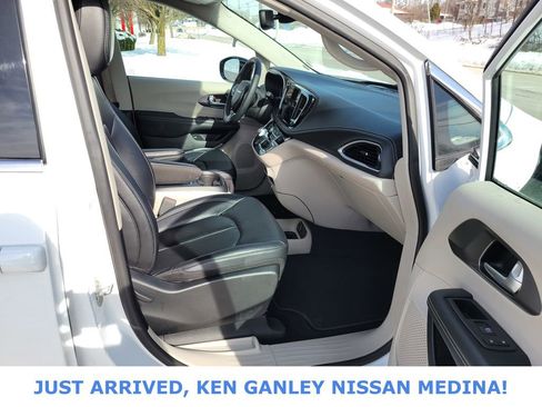 Used 2024 Chrysler Pacifica Select image 20