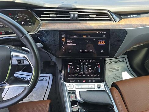 Used 2019 Audi e-tron Prestige w/ Prestige Package image 5