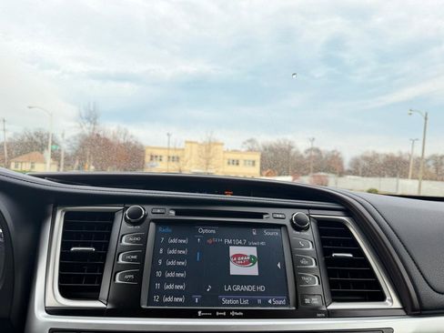 Used 2018 Toyota Highlander XLE image 15