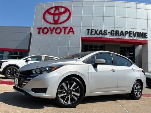 Used 2025 Nissan Versa SV FWD image 2