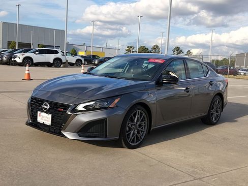 Certified 2024 Nissan Altima 2.0 SR image 3