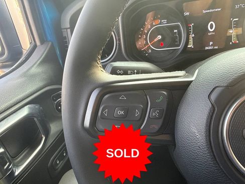 Used 2025 Jeep Wrangler Unlimited Rubicon w/ Convenience Group AWD/4WD image 20