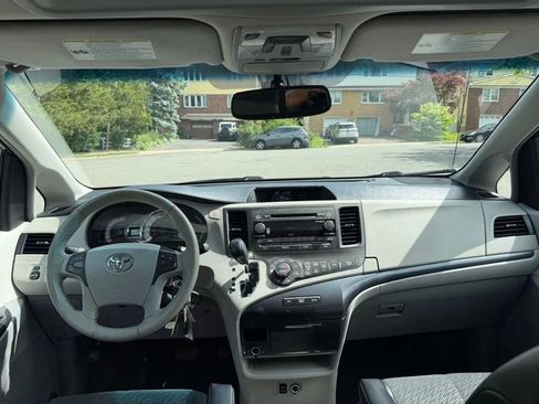 Used 2012 Toyota Sienna SE FWD image 22
