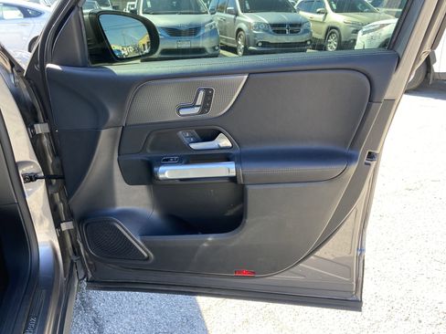 Used 2021 Mercedes-Benz GLB 250 w/ Premium Package image 24