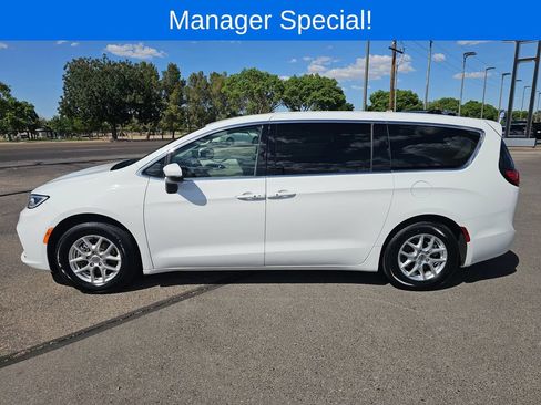 Used 2023 Chrysler Pacifica Touring-L FWD image 2