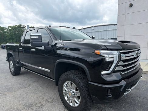 Used 2024 Chevrolet Silverado 2500 High Country w/ Technology Package AWD/4WD image 4