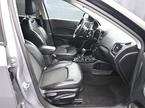 Used 2018 Jeep Compass Latitude w/ Popular Equipment Group image 9