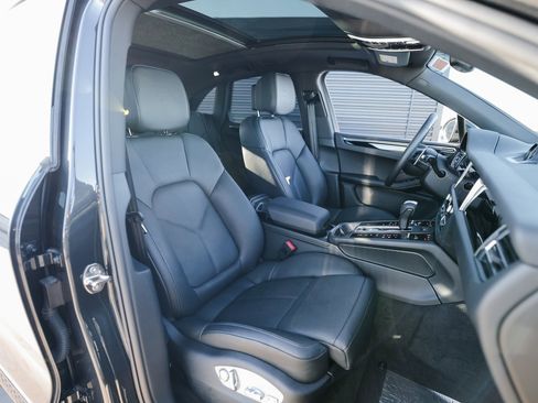 Certified 2025 Porsche Macan image 30