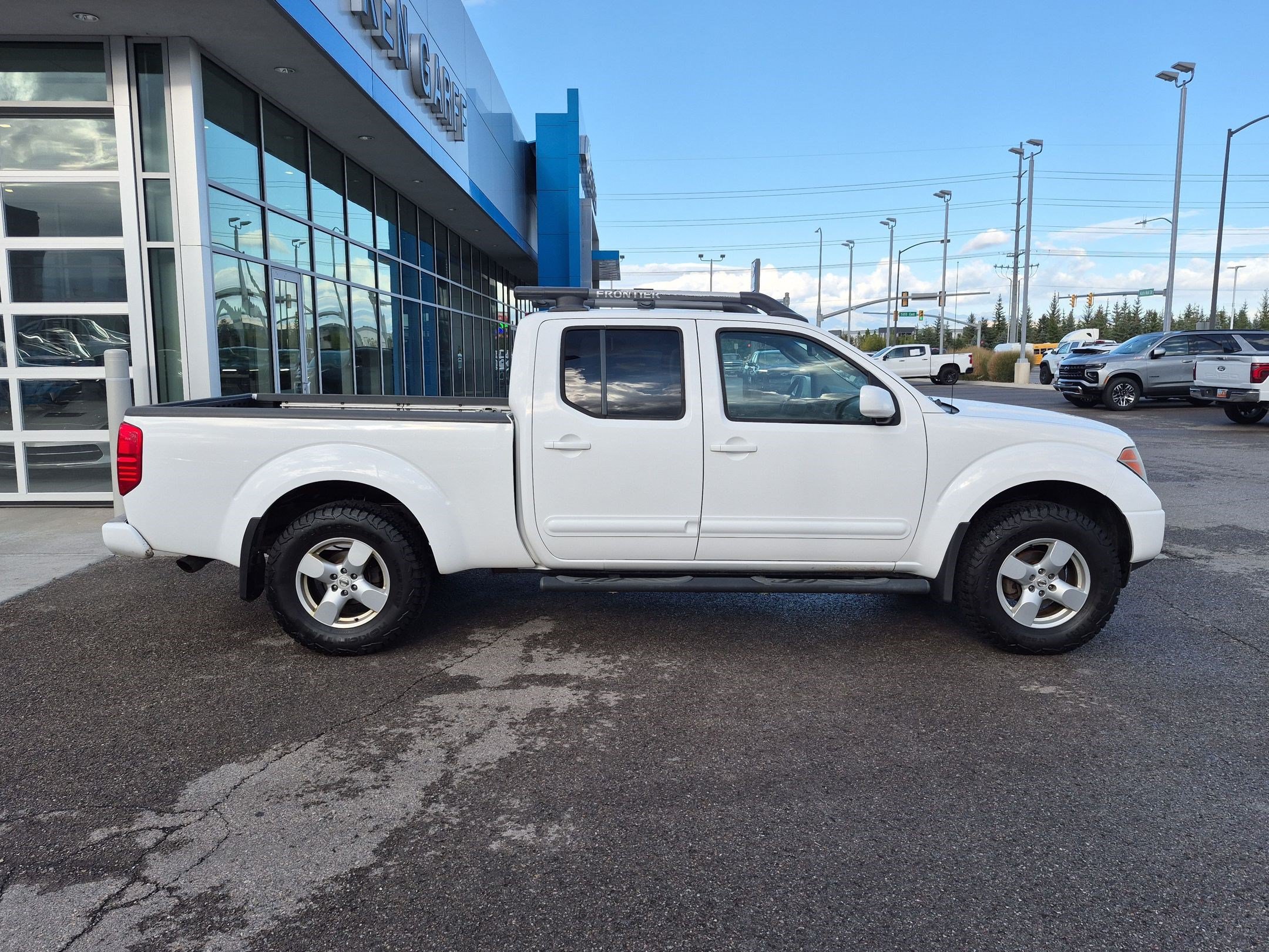 Used 2007 Nissan Frontier LE w/ Leather Pkg AWD/4WD image 2