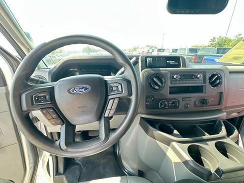 Used 2022 Ford E-450 and Econoline 450 Super Duty RWD image 18