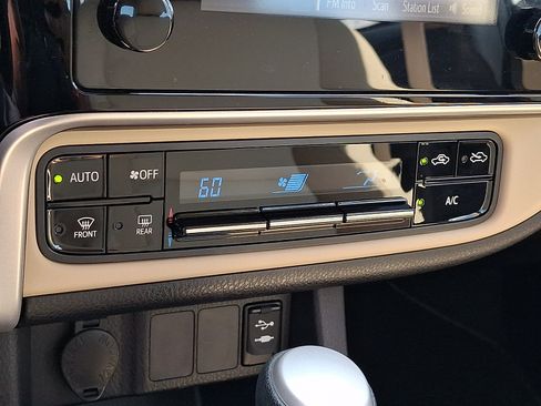 Used 2017 Toyota Corolla LE w/ Carpet Mat Package (TMS) FWD image 16