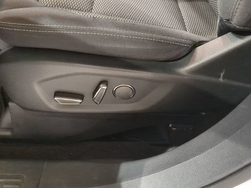 Used 2018 Ford Explorer XLT w/ Equipment Group 201A AWD/4WD image 17