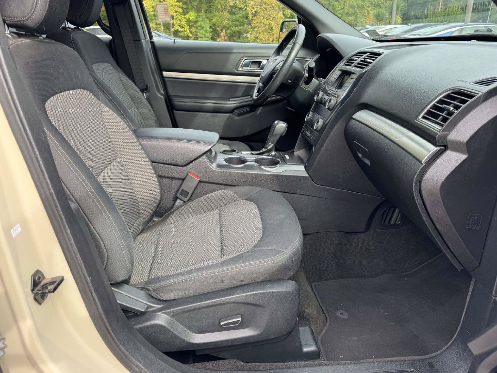 Used 2018 Ford Explorer XLT FWD image 14