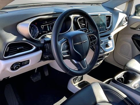 Used 2023 Chrysler Pacifica Touring-L image 17