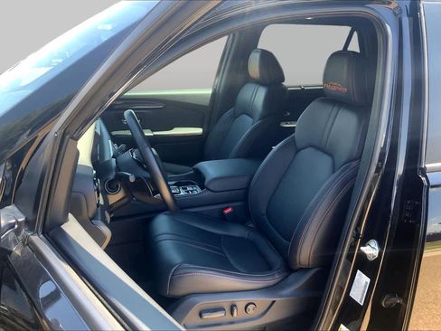 Used 2025 Honda Pilot TrailSport image 8