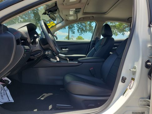 Used 2025 Nissan Sentra SR w/ SR Premium Package FWD image 12