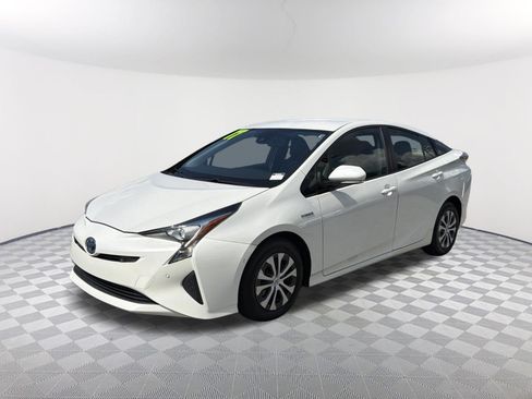 Used 2017 Toyota Prius Four FWD image 3