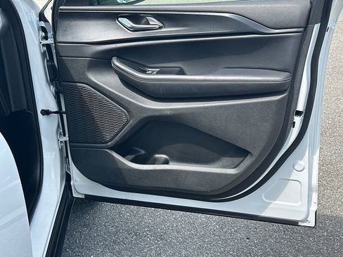 Used 2025 Jeep Grand Cherokee Altitude image 14