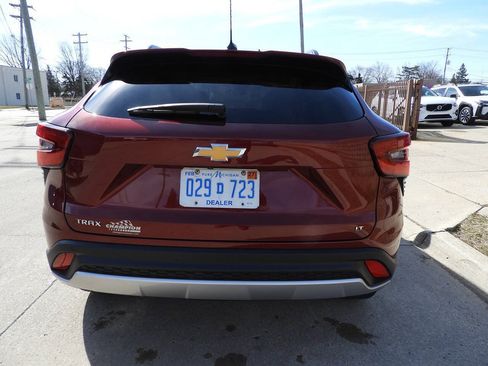 Used 2025 Chevrolet Trax LT w/ Driver Confidence Package FWD image 9