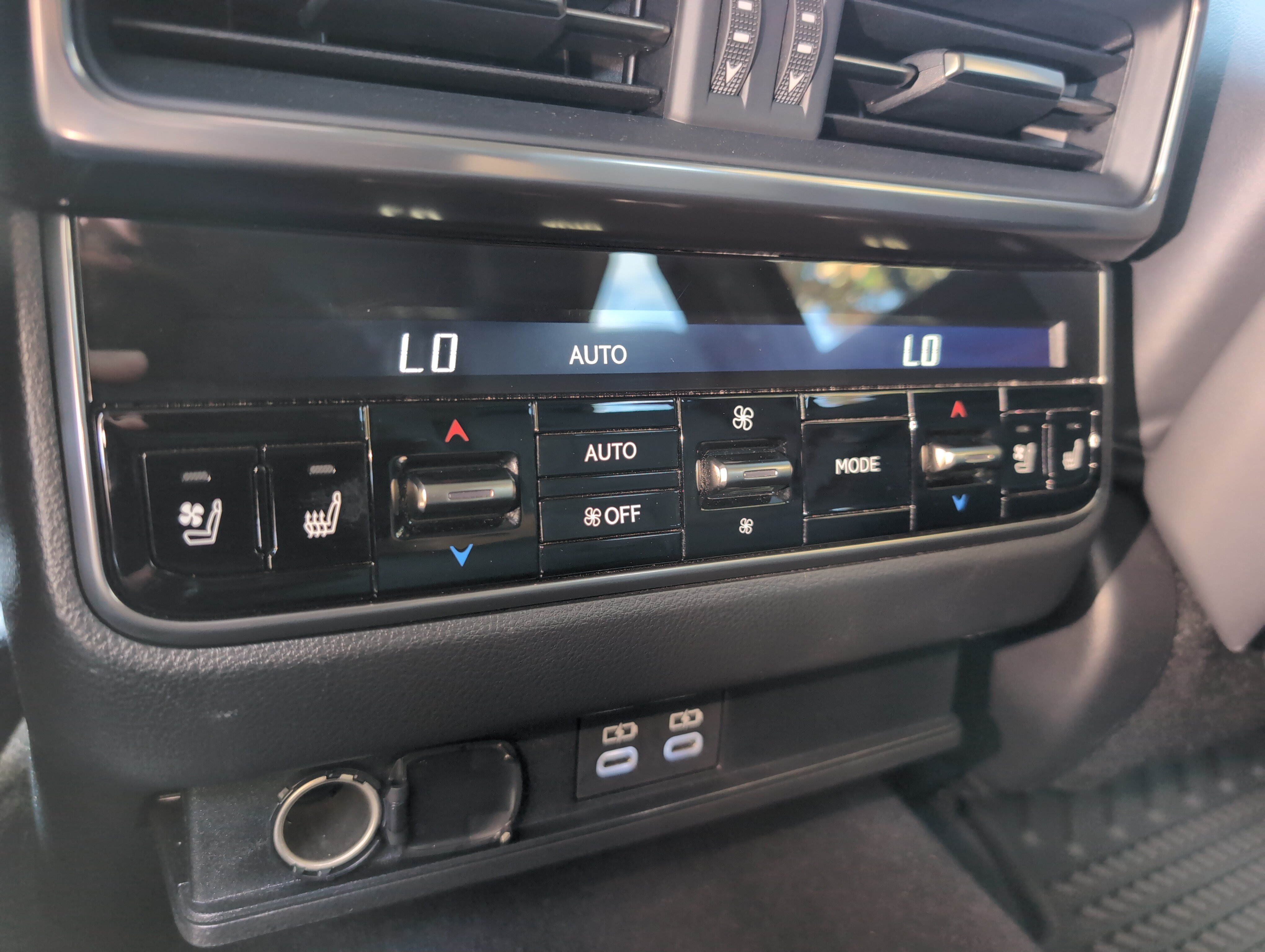 Used 2024 Lexus LX 600 4WD w/ Luxury Package image 37