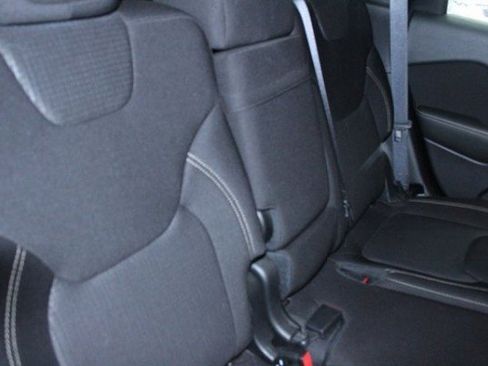 Used 2018 Jeep Cherokee Latitude w/ Cold Weather Group image 12