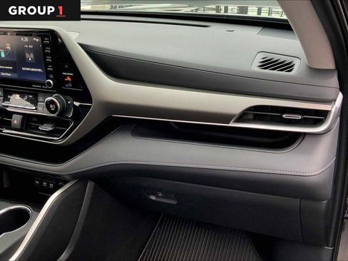 Used 2021 Toyota Highlander XLE AWD/4WD image 19