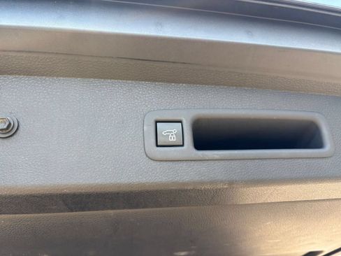 Used 2025 Toyota Sienna XLE FWD image 22