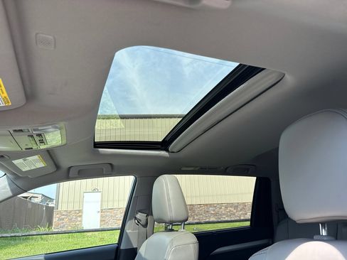 Used 2019 Toyota Highlander XLE AWD/4WD image 14
