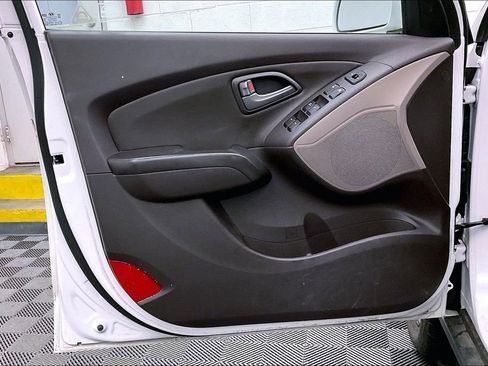 Used 2015 Hyundai Tucson SE image 18